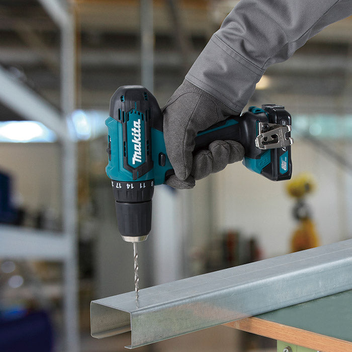 KIT MAKITA: BERBEQUIM SEM FIOS + PISTOLA DE IMPACTO + 26 ACESSÓRIOS + 2 BATERIAS